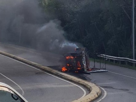 Vuelco e incendio de...