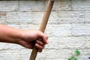 Medidas judiciales para un hombre que golpeó con un palo a un vecino en discusión por perros