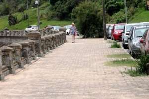Dos jóvenes lesionados al romperse una baranda y caer al vacío en la rambla de Punta Fría