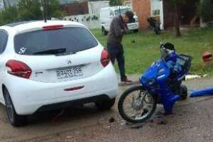 Dos lesionados en Piriápolis tras el choque entre auto y moto