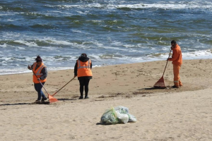 Limpian playas tras lluvias y tormentas