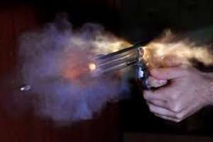 Golpearon en su puerta en San Carlos, abrió y le dispararon tres veces