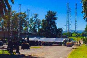 Avanza el armado del escenario para el Festival Abrazo del Solís Grande