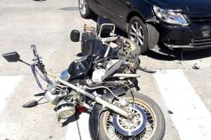 Chocaron moto y auto en Piriápolis: una madre y su hijo resultaron lesionados