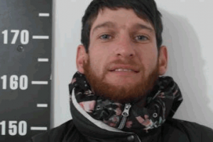 Lo atraparon en una moto robada, con un sable y una pistola de aire comprimido también hurtados