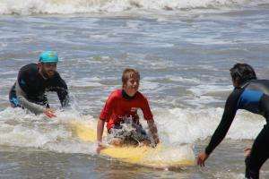 Organizan nueva edición del surf Inclusivo en la playa El Emir