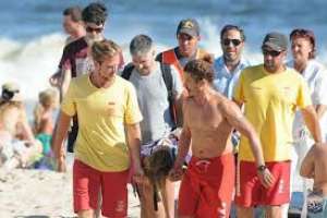 Un rescate de un joven y la asistencia a una mujer en el mar, marcaron la primera actividad de la Brigada de Guardavidas