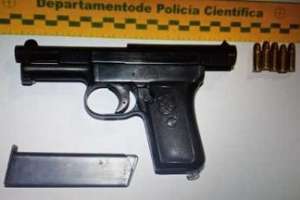 Viajaba en taxi y fue sorprendido cargando armas y droga