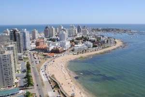 real cae frente al dólar todos los días de noviembre y encarece destinos turísticos uruguayos para brasileños y argentinos