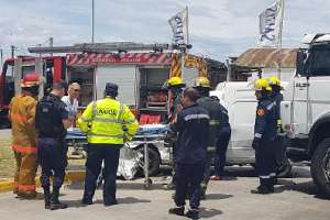 Siniestro en rotonda deja conductor atrapado en vehículo