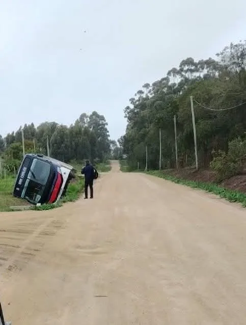 Volcó un omnibus de...