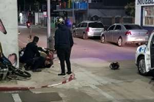 Dos motonetistas heridos en accidente en el centro de Maldonado