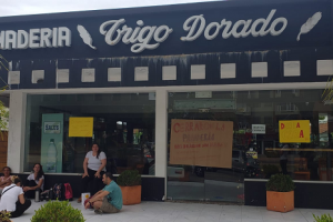 Trabajadores manifiestan frente a una panadería que cerró sus puertas en forma sorpresiva