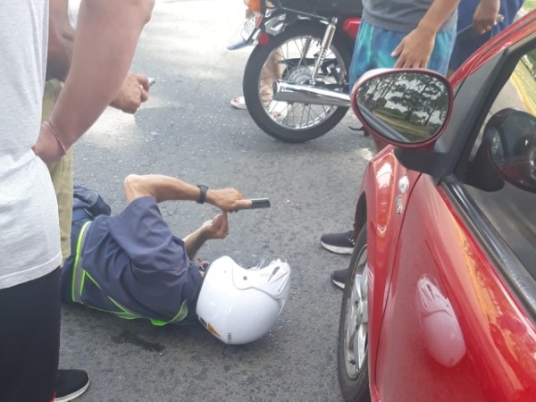 Auto chocó a moto cuyo conductor cayó sobre otro vehículo