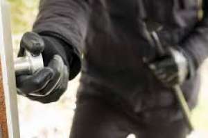 Roban un chalet alquilado por brasileños tras lo cual deciden retornar inmediatamente a su país