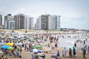 Gobierno argentino estudiará flexibilizar el “dólar turista” para Uruguay, según la Cámara de Turismo