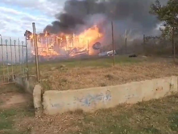 Incendió intencionalmente una casa que tuvo pérdidas totales; fue formalizado
