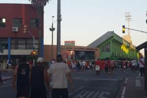 Hinchas alcoholizados generaron desordenes en supermercados de la zona; no hubo detenidos en el Campus