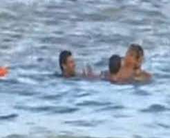 Decidida y arriesgada acción de un guardavida permite rescatar a padre e hijo cuando eran arrastrados por el agua