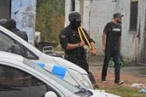 Caso del efectivo asesinado: realizan gran operativo policial en San Carlos y hay varios detenidos