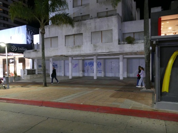 Vecinos y visitantes agradecieron a FM GENTE por limpieza de área de Gorlero casi 27; culpan a cadena de comidas por la suciedad en el lugar