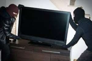 Atraparon a un hombre que robó un televisor en un chalé de Pinares; buscan a su cómplice