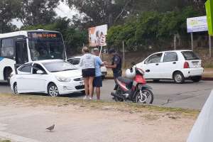 Piriápolis: choque en la esquina de la Terminal deja un motociclista lesionado