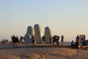 La Mano se ilumina de dorado en apoyo al Día internacional de la lucha contra el cáncer infantil
