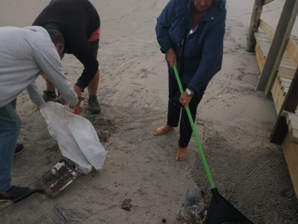 Vecinos de Piriápolis limpiaron playas tras los festejos de Carnaval