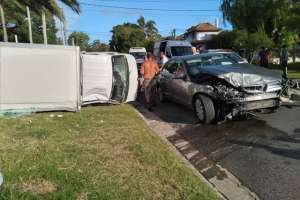 Choque y vuelco en Piriápolis deja al conductor de un camión politraumatizado