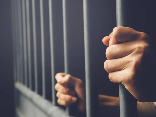 Un preso amenazó desde Las Rosas a una menor de edad asegurando que se vengaría al ser liberado; fue nuevamente imputado por abusos sexuales agravados