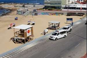 Prefectura notificó a cada bañista en la playa para que la abandonaran; la acción fue aplaudida desde varios edificios de la zona