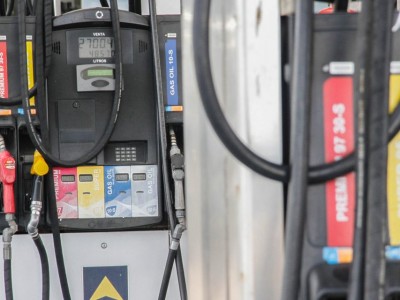 Los combustibles mantendrán los precios sin cambios en abril, según informó el ministro de Industria