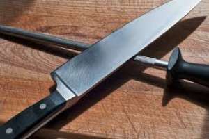 Robó varios cuchillos en una carnicería pero lo atraparon casi enseguida