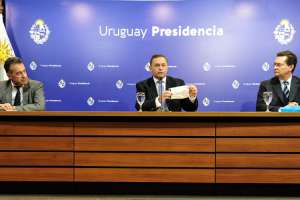 Gobierno pide uso de tapabocas para viajes en ómnibus y entregará materiales a personal de escuelas rurales