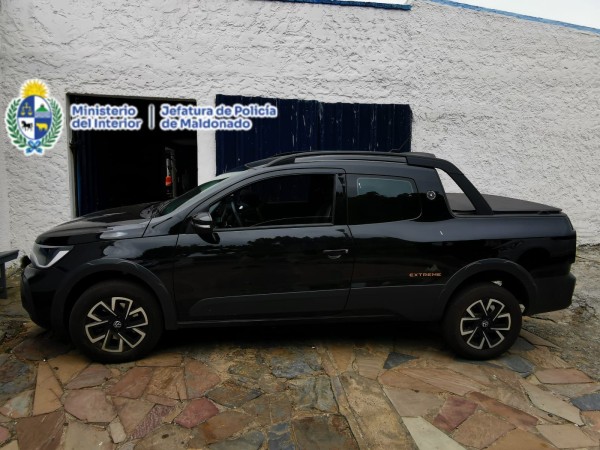 La policía procura a...