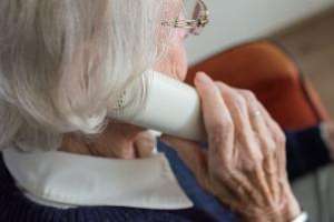 Atienden y contienen a adultos mayores por el 0800 8933