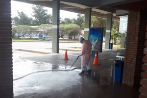 Realizan limpieza y desinfección de lugares públicos en Piriápolis