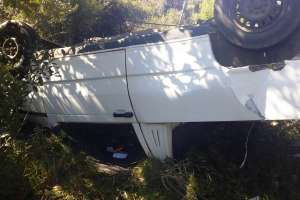 Despiste y vuelco en Camino de los Arrayanes dejó dos lesionados leves