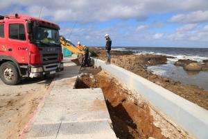 Ejecutan tareas de reparación en la vereda de Punta de la Salina