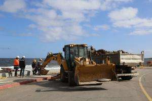 Continúan los trabajos de reparación en la vereda de Punta de la Salina