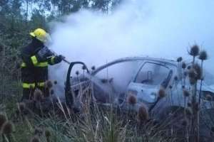 Pan de Azúcar: un auto se incendió en Ruta 9 y se investiga si el vehículo huía de la Policía