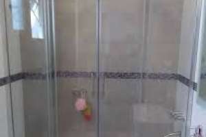 Robó una mampara de baño en una obra, pero lo atraparon rápidamente
