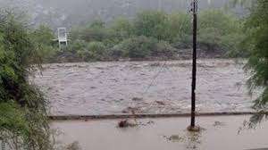 Una mujer y su hijo fueron rescatados en San Carlos cuando su auto era arrastrado por la corriente