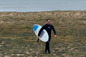 Lacalle Pou surfeó en Maldonado por primera vez desde que es presidente: "Me saqué las ganas"