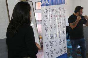 Destacan la importancia de familiarizarse con el lenguaje de señas y la comunidad sorda