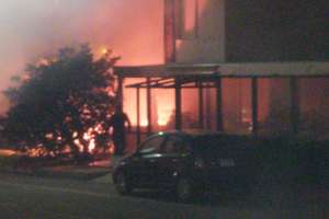 Pertenencias de indigente tomaron fuego provocando estallido de ventana de hotel