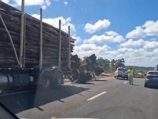 Camión de carga volcó su tráiler y obstruyó la Ruta 9