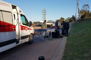 Una camioneta embistió a un peatón que llevaba una moto de tiro y el hombre está grave 