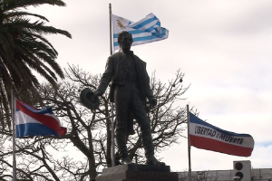 Nuevo aniversario de la Jura de la Constitución: colocaron una ofrenda floral en la plaza San Fernando